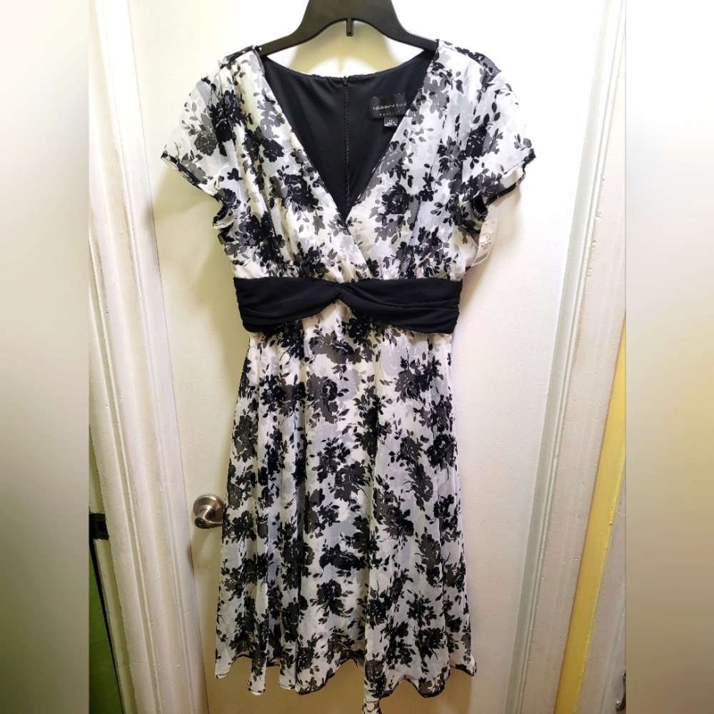 Beautiful vintage Connected Apparel Floral Dress